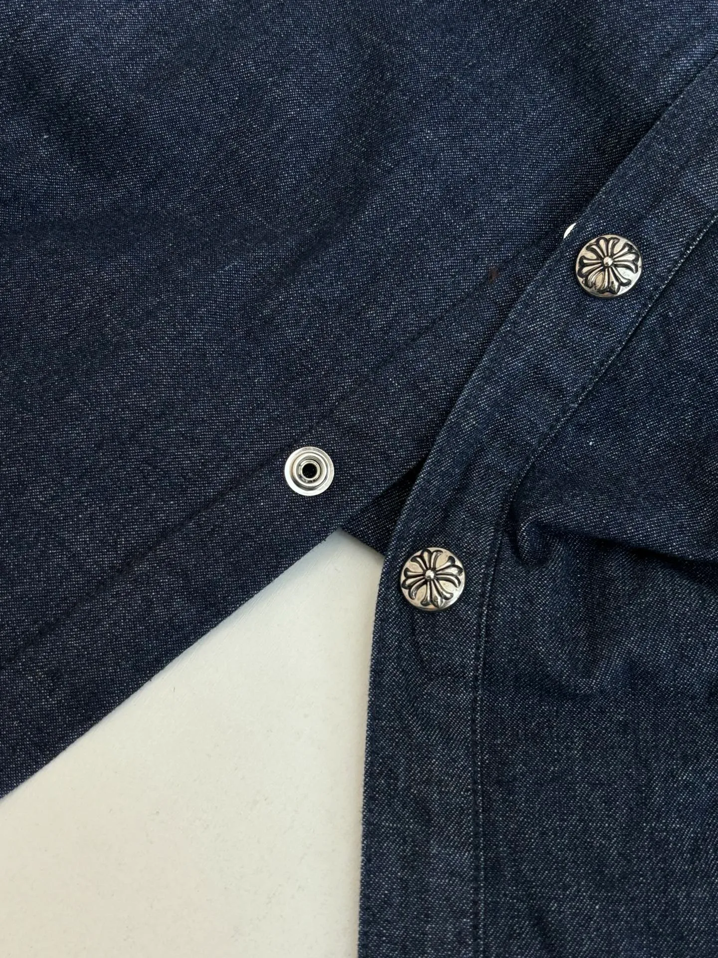 P650 Chrome Hearts*/Chrome Hearts 26 new denim shirts and cotton clothes. The original domestic spot purchase is 3.4W. The development cost is extremely high. The fabric is made of high-density pure cotton twill denim imported from Italy. It is washed and tested N times according to the original color. The jacquard lining requires a minimum order of 1,000 meters. The loss is huge. The quilting is made of Xinjiang cotton. It is thick and warm. The printing is based on the original version. It is printed with hand glue. The auxiliary material collar label is made of imported lambskin. Size: S/M/L